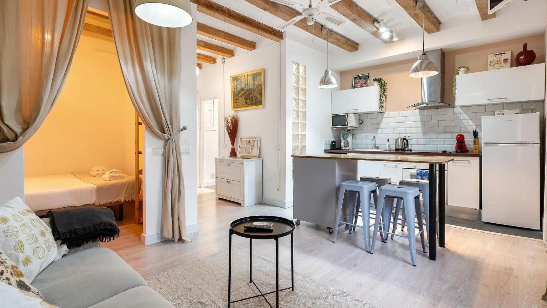 Fridays Flats Retro Chic In Poble Sec location